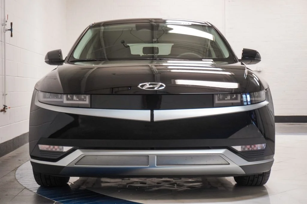 Used 2023 Black Hyundai SE image 33