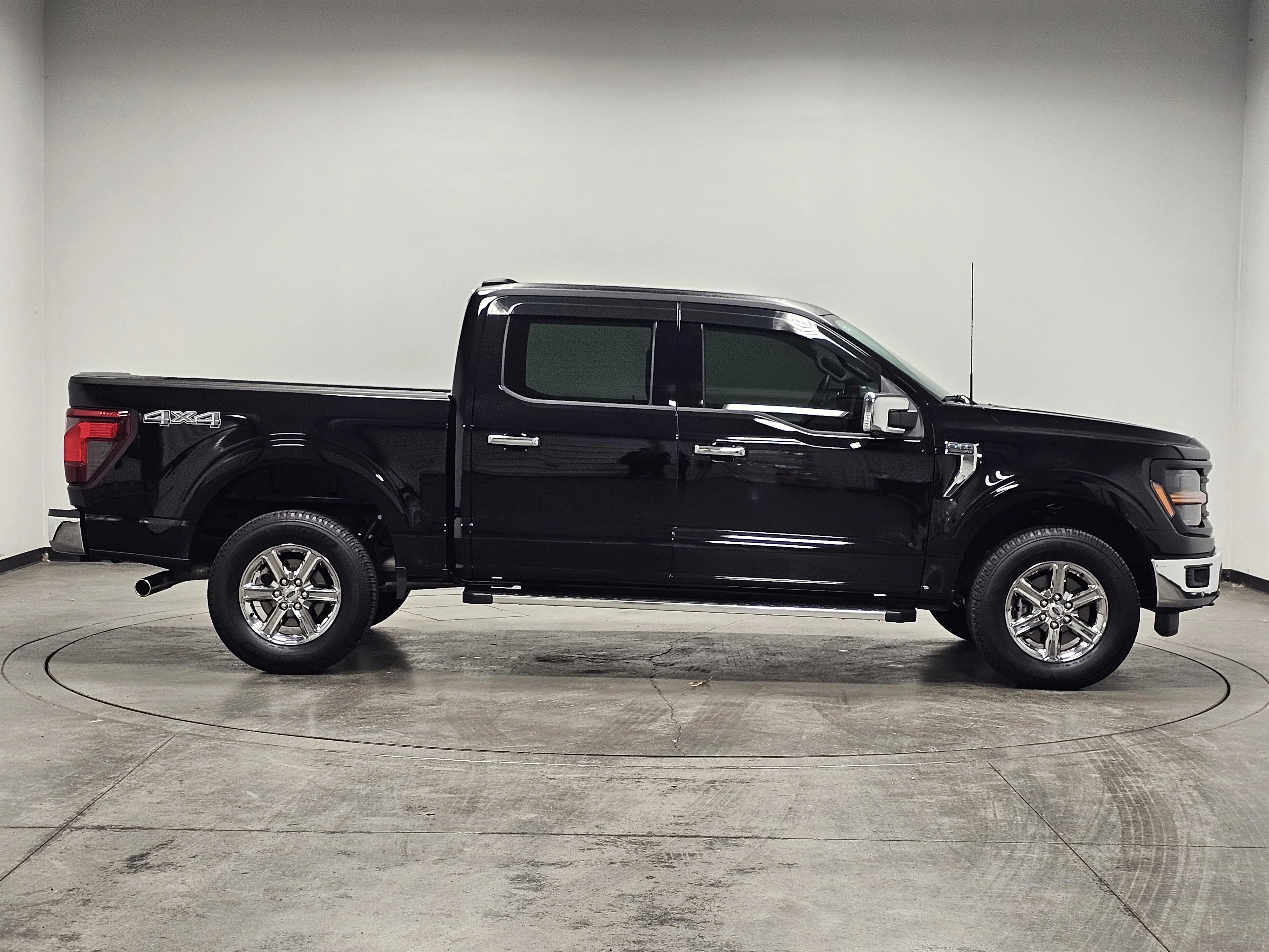 Used 2024 Agate Black Metallic Ford XLT image 9