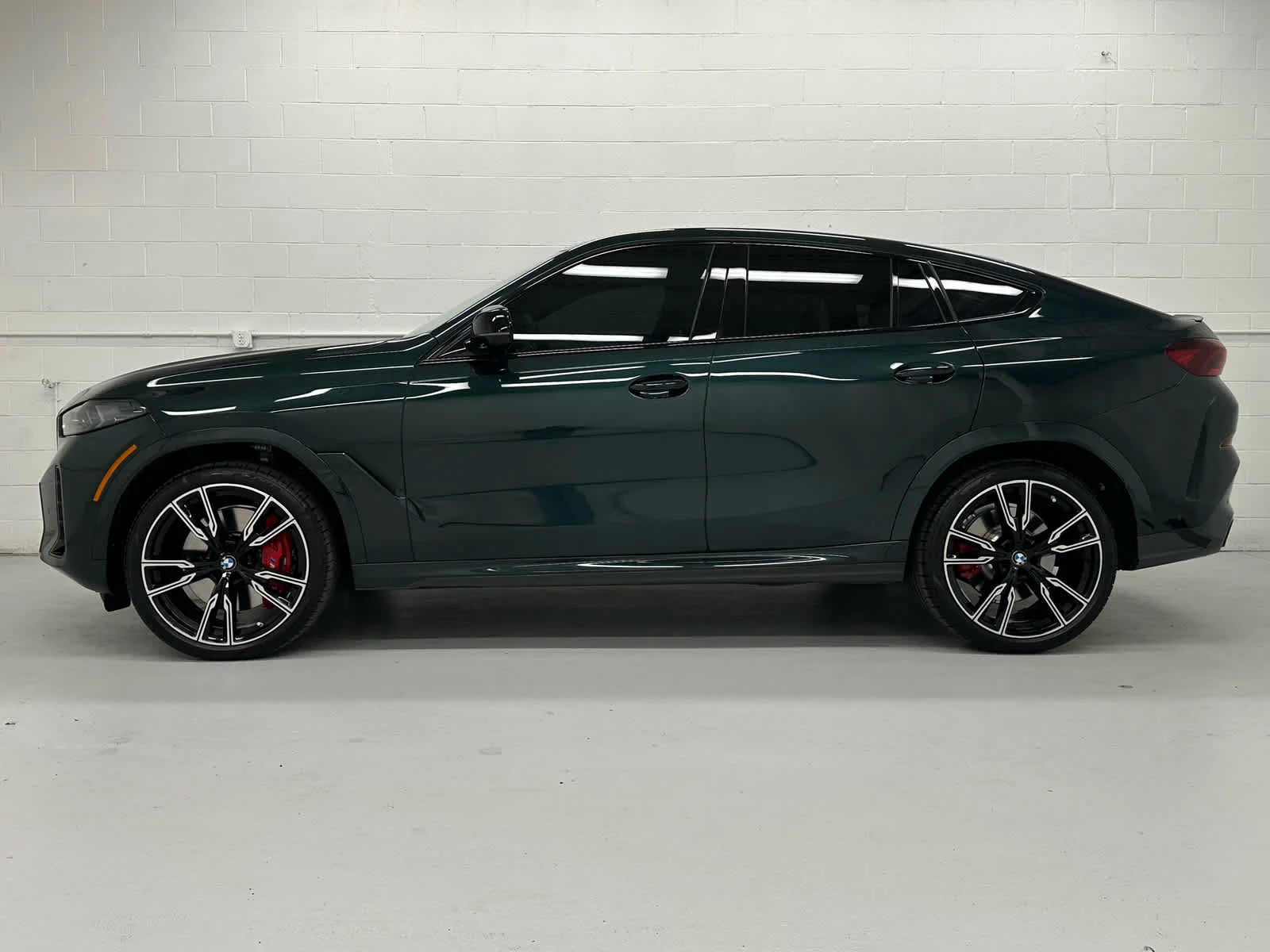 Used 2026 Oxford Green Metallic BMW M60i image 3