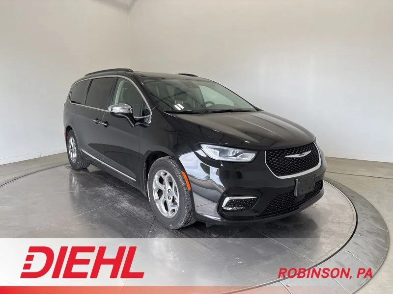 2023 Chrysler Pacifica Limited's photo