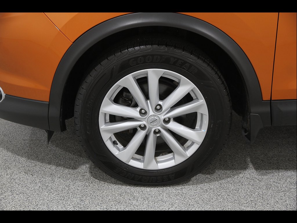 Used 2017 Monarch Orange Nissan SL image 23
