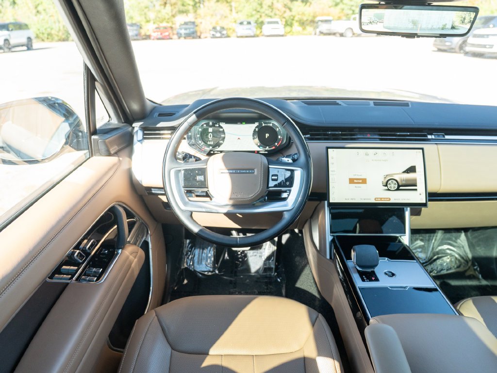 Used 2025  Land Rover SE image 13