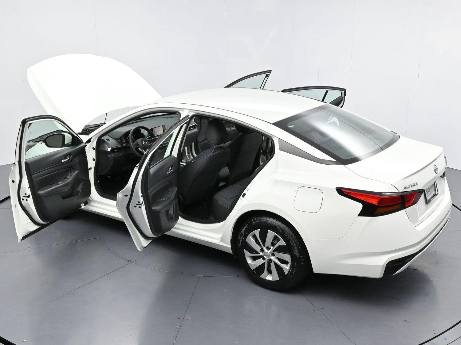 Used 2022 Glacier White Nissan 2.5 S image 34