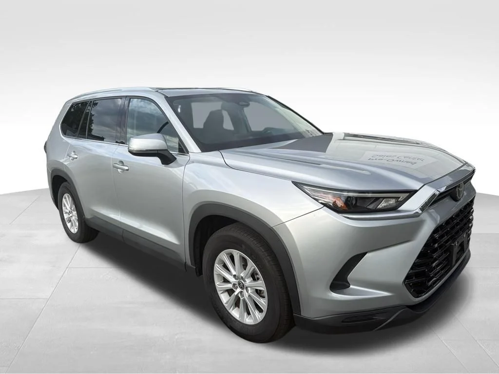 Used 2025 Silver Toyota XLE image 8