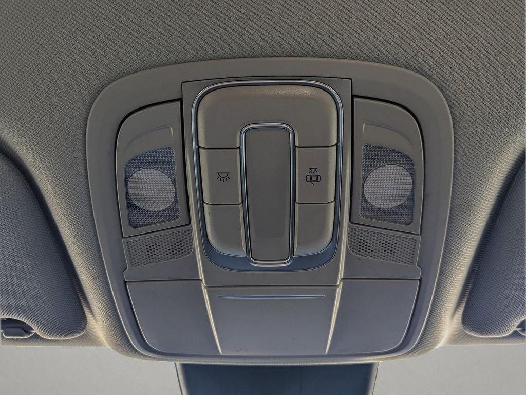 Used 2020 Green Hyundai SE image 18