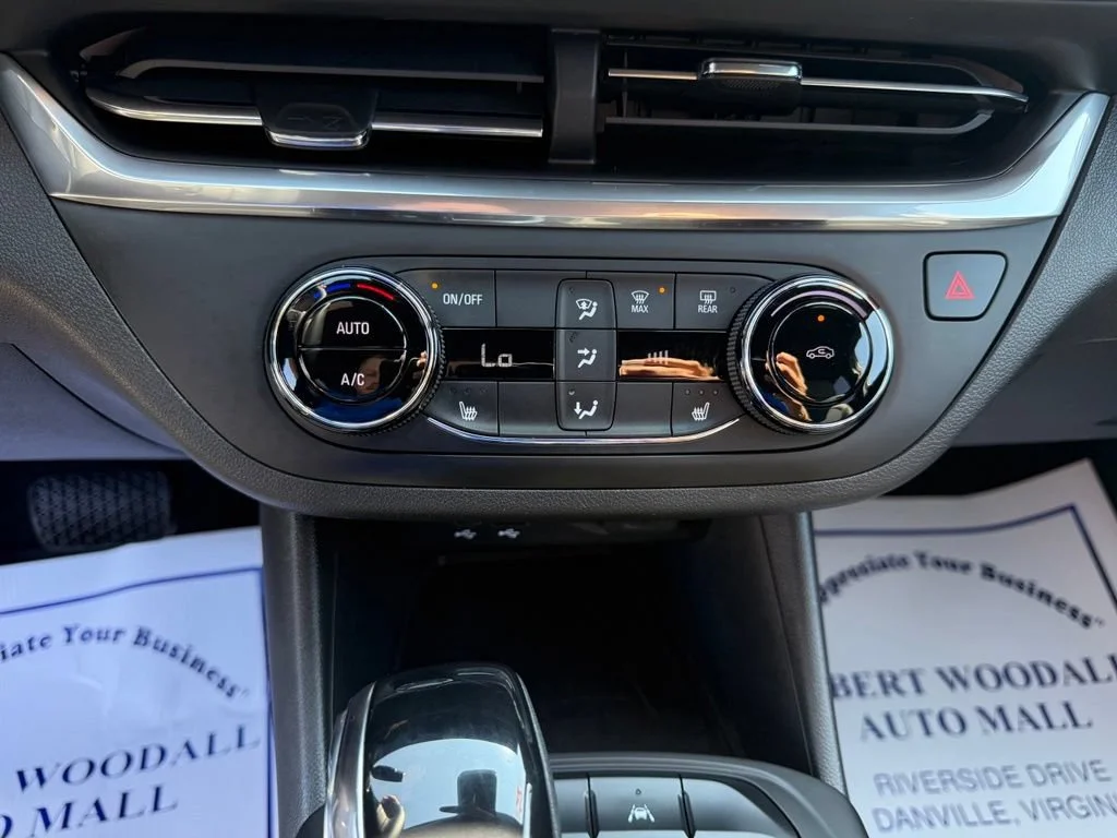 Used 2024 Summit White Buick Preferred image 21