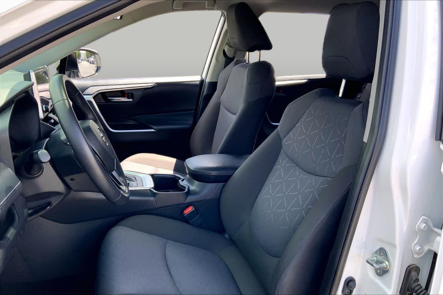Used 2025 Ice Cap Toyota Hybrid XLE image 9
