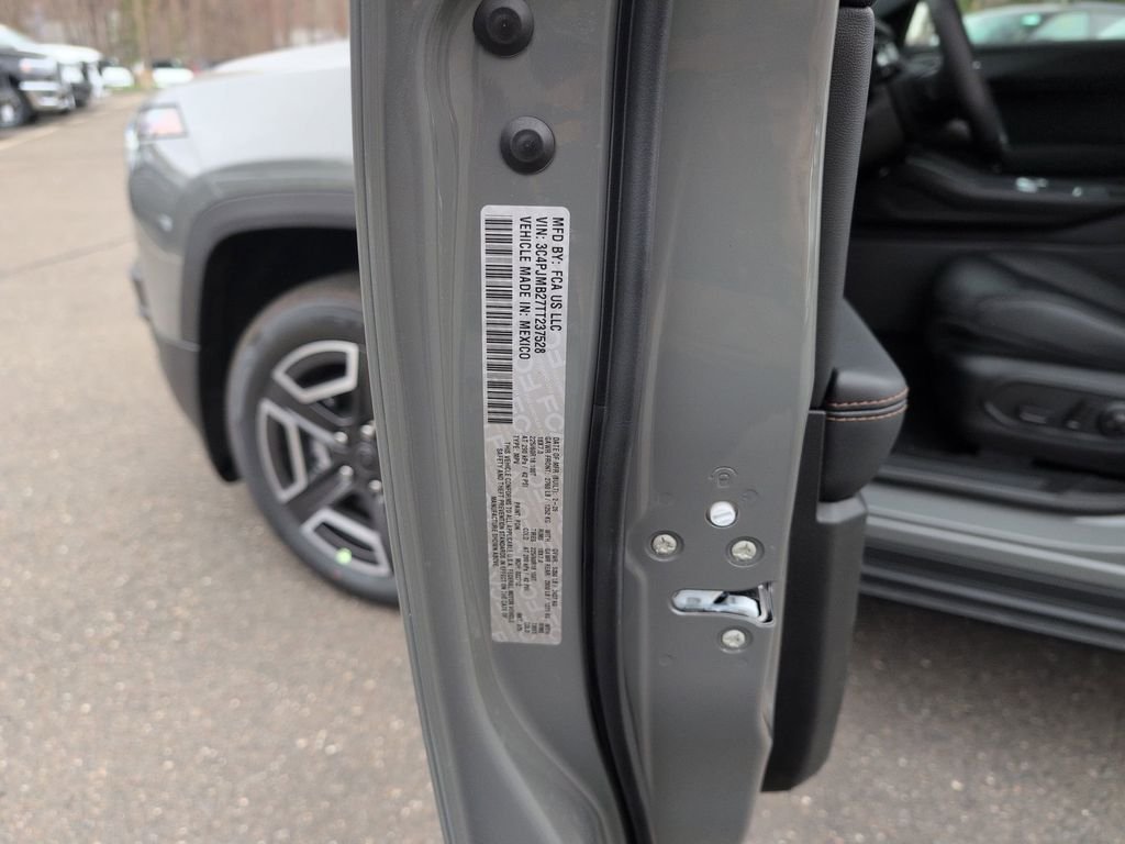 New 2026 Sting-Gray Clear-Coat Exterior Paint Jeep Limited image 27