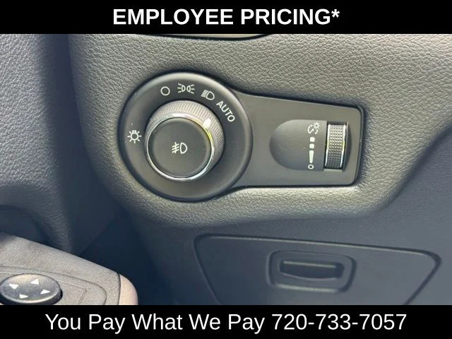 Used 2019 Silver Jeep Latitude image 34