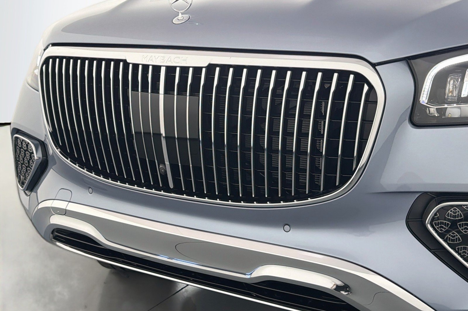 New 2026 MANUFAKTUR Cote d Azur Light Blue Metallic Mercedes-Benz Maybach GLS 600 4MATIC® SUV image 15