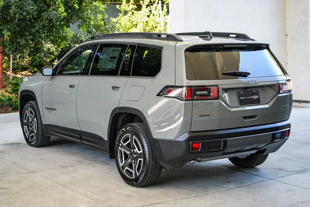 New 2026 Sting-Gray Clearcoat Jeep Laredo image 4