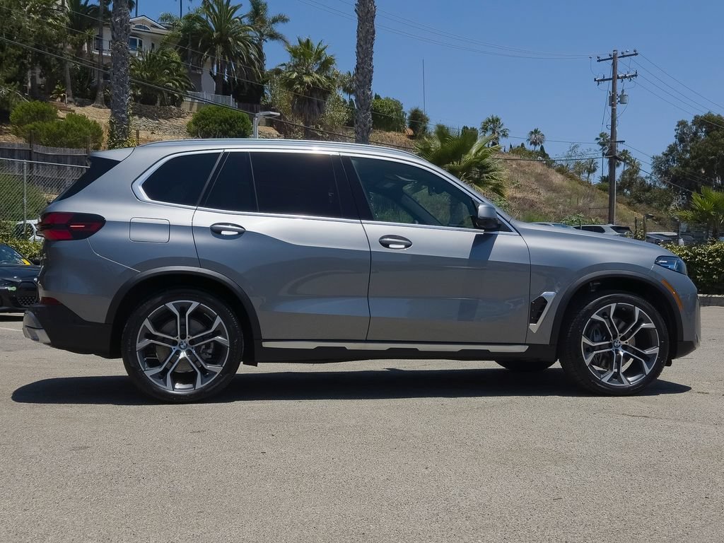 New 2026 Skyscraper Grey Metallic BMW sDrive40i image 3