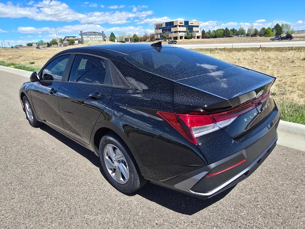 New 2026 Abyss Black Hyundai SE image 3