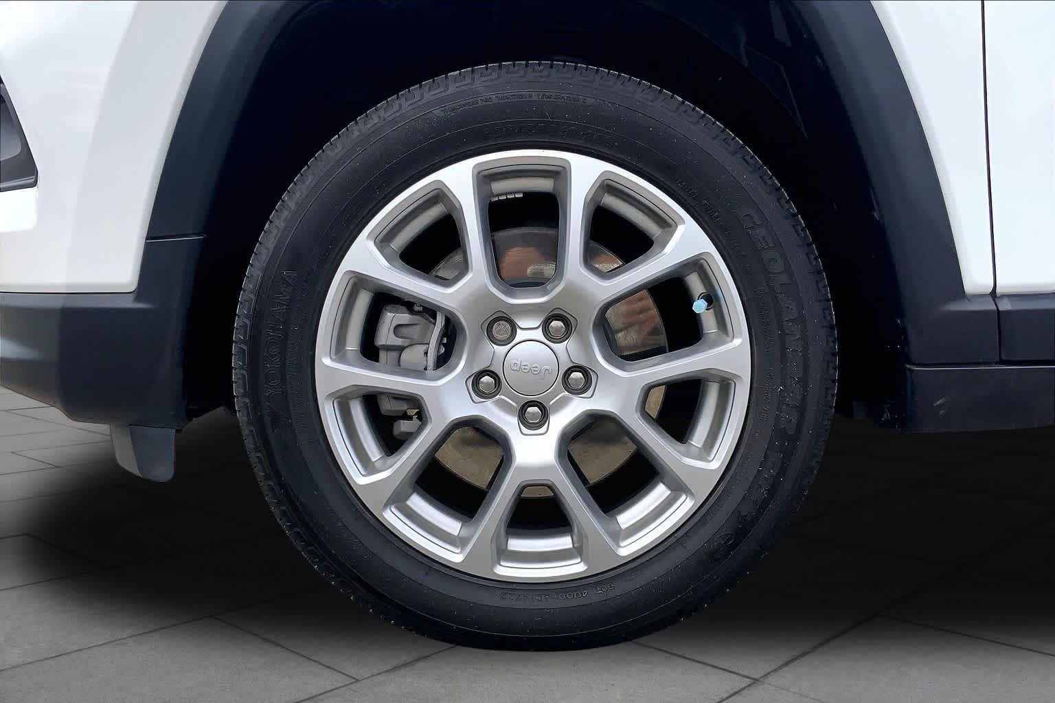 Used 2024 Bright White Clearcoat Jeep Latitude Lux image 11