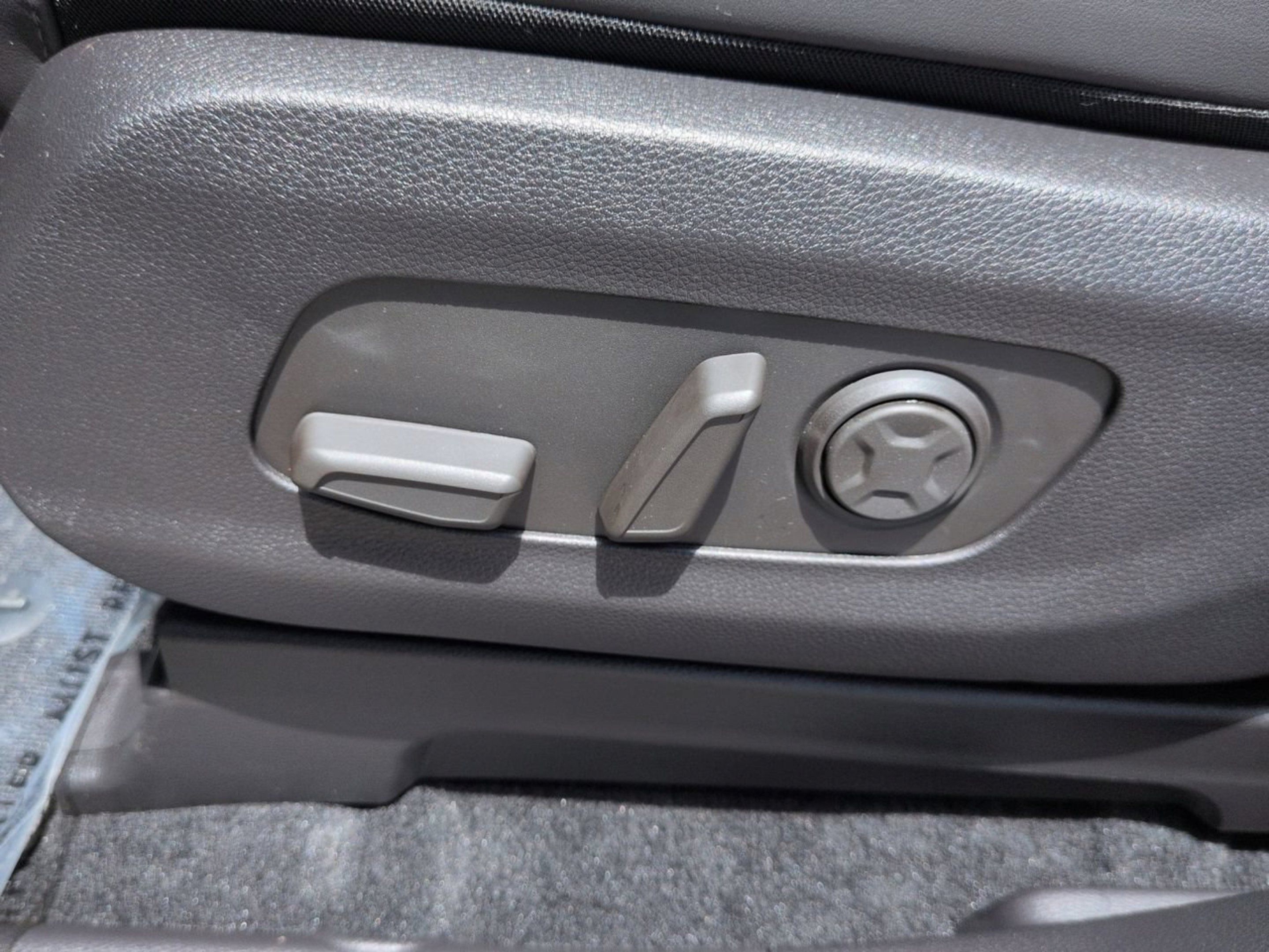 New 2027 Ceramic Silver Kia LXS image 23