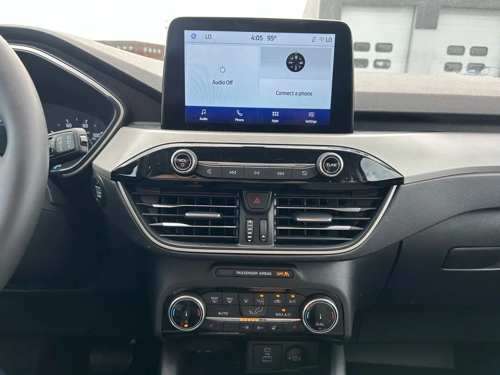 Used 2022 Black Metallic Ford SE image 15