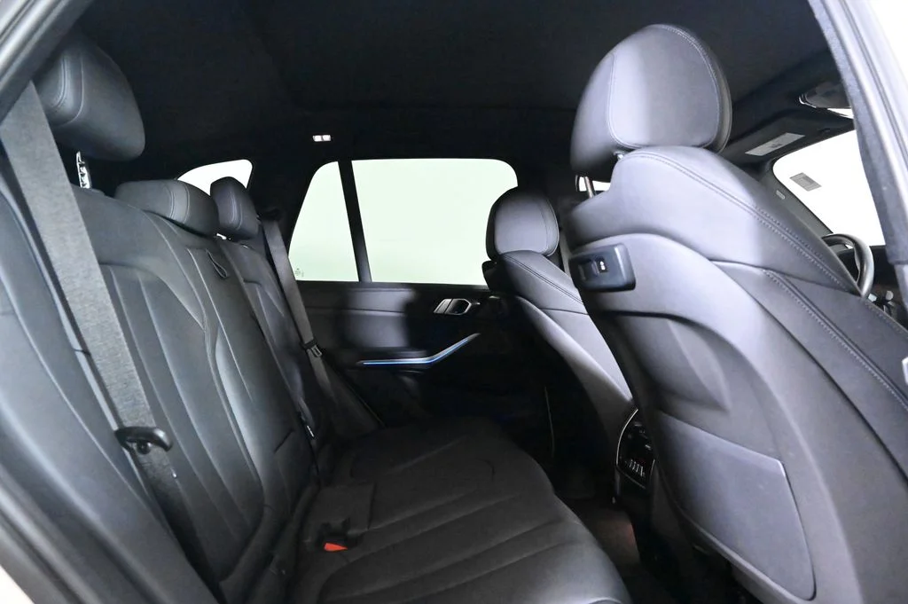 Used 2022 White BMW xDrive40i image 17