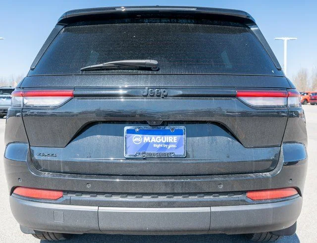 Used 2023 Black Jeep Altitude X image 7