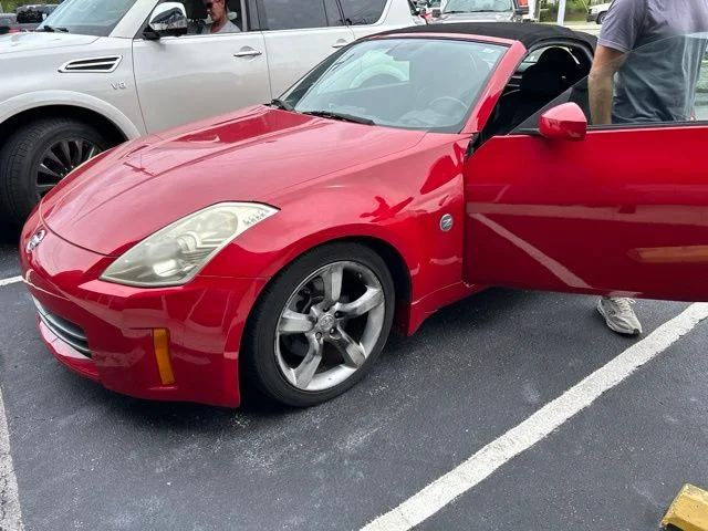 Used 2006 Red Nissan Touring image 1