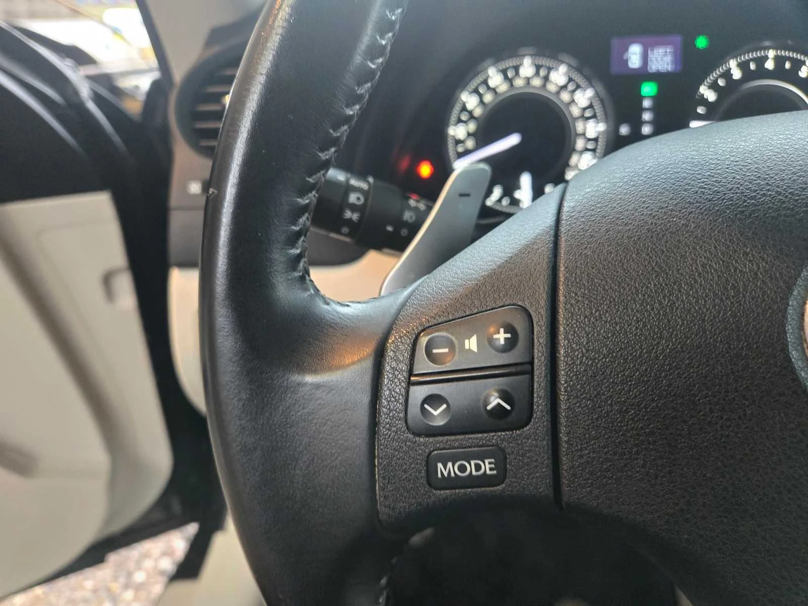 Used 2010  Lexus  image 27