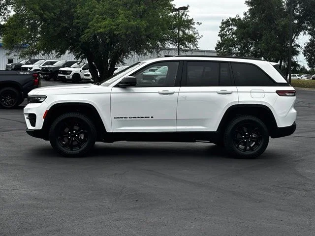 Used 2024 White Jeep Altitude image 4