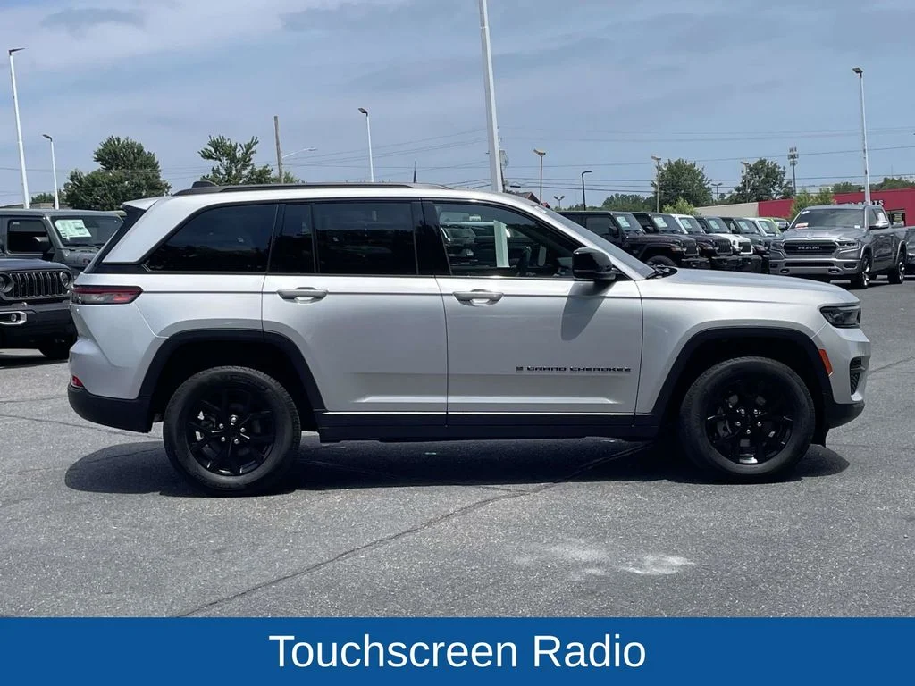 Used 2025 Silver Jeep Altitude image 10