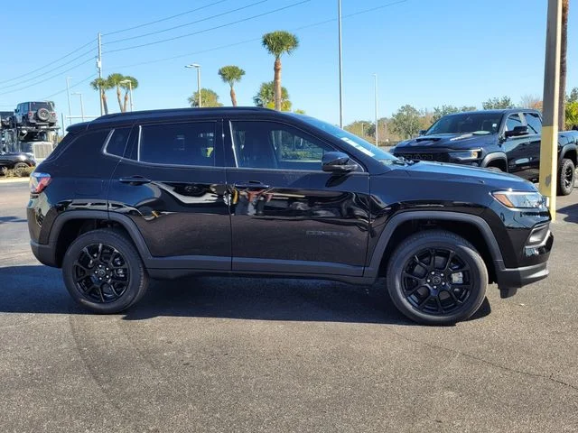 New 2026 Diamond Black Crystal Pearl-Coat Exterior Paint Jeep Latitude image 8