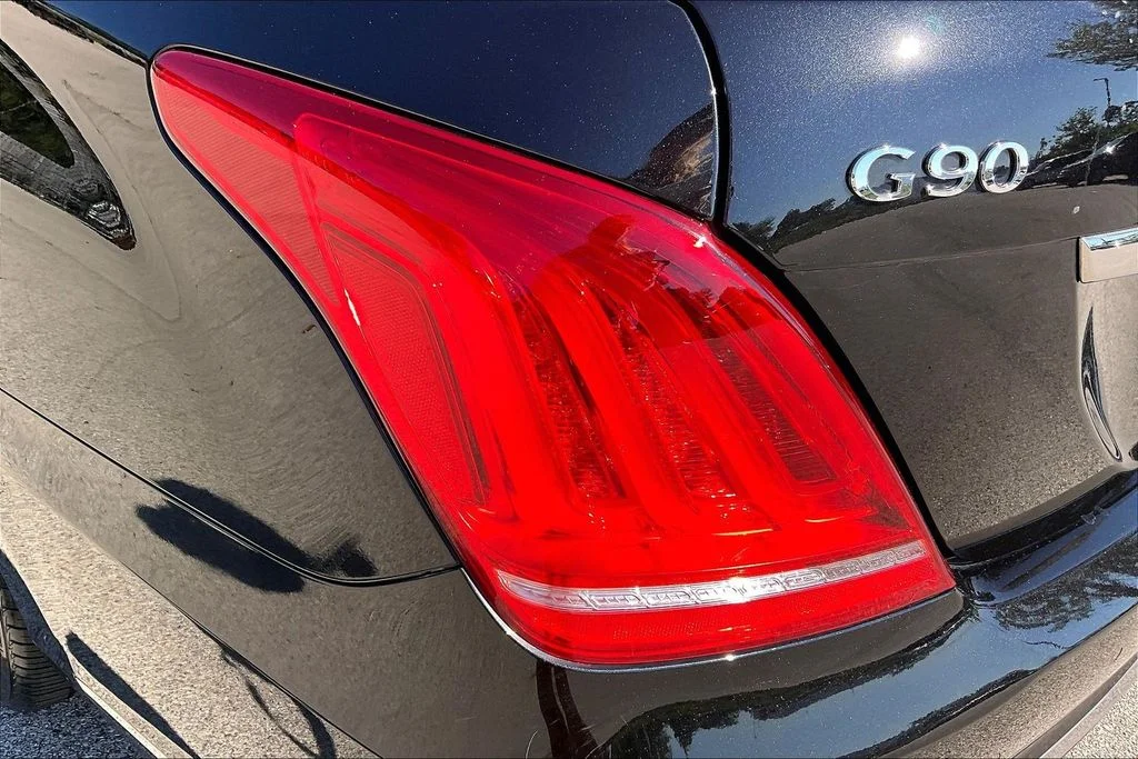 Used 2018 Black Genesis 3.3T Premium image 30