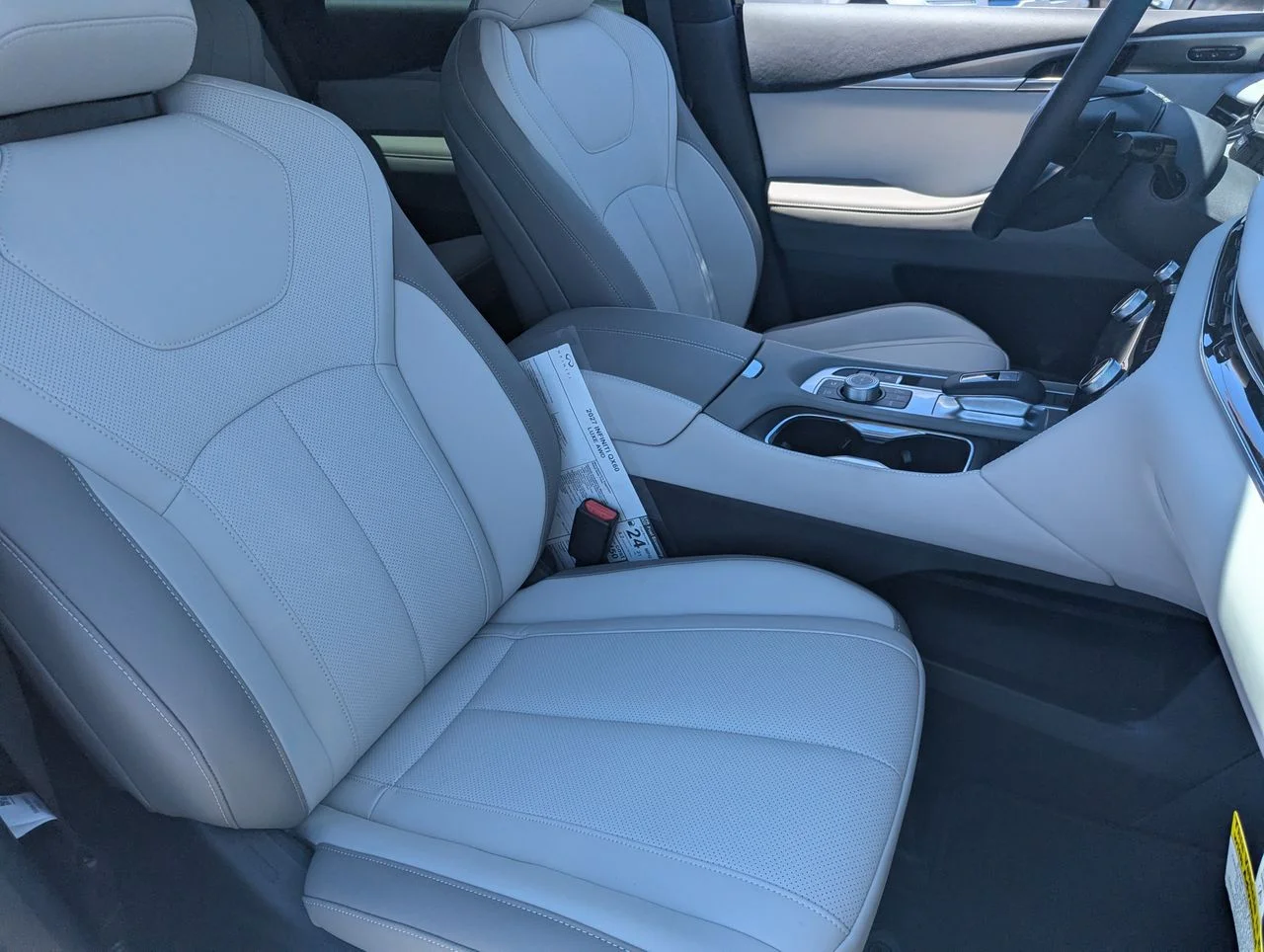 Used 2027 RADIANT WHITE INFINITI Luxe AWD image 37