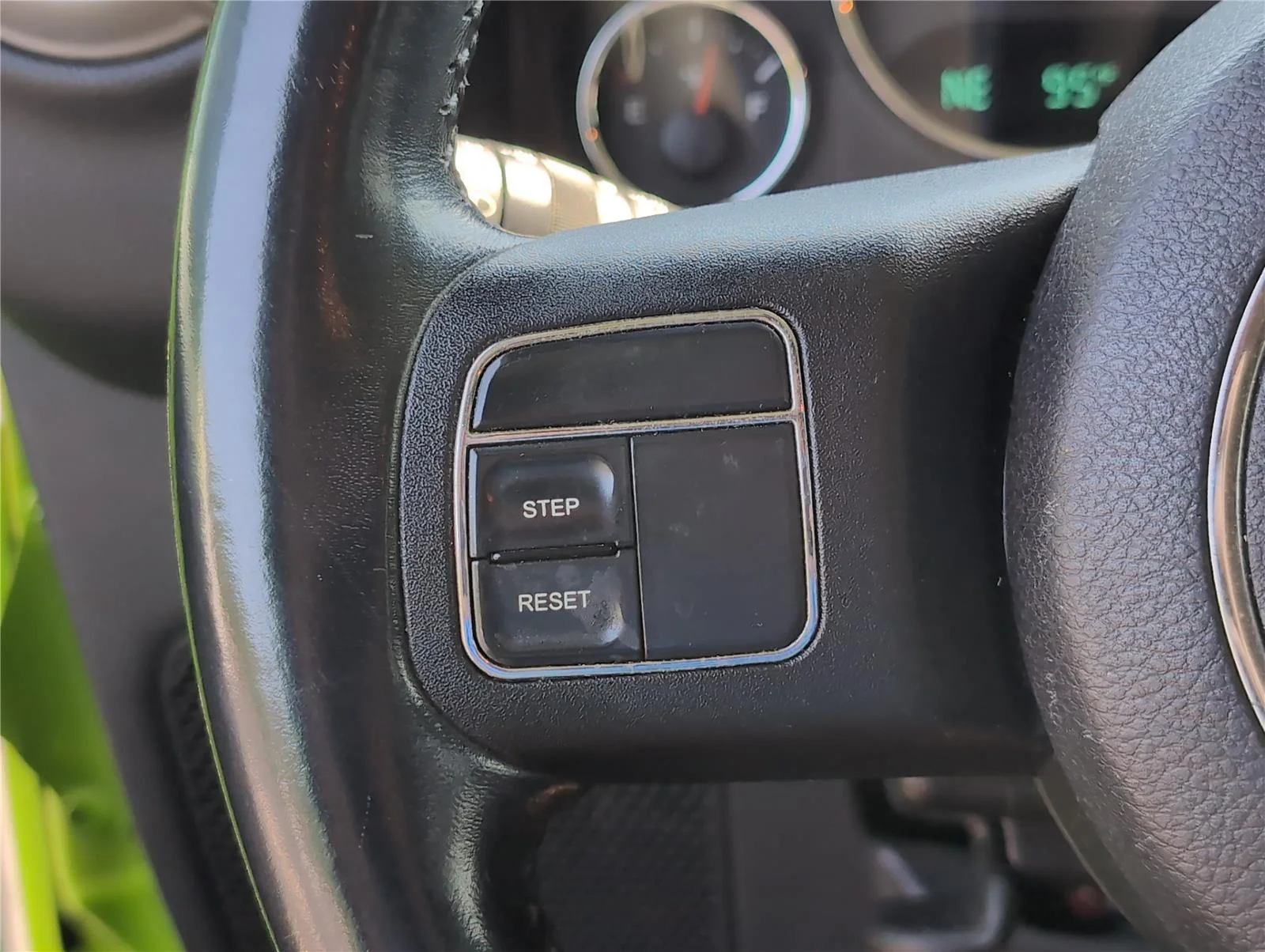 Used 2013 Gecko Pearl Jeep Sport image 30