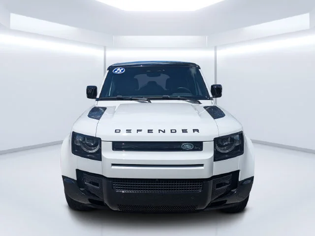 Used 2025 Fuji White Land Rover X-Dynamic SE image 6