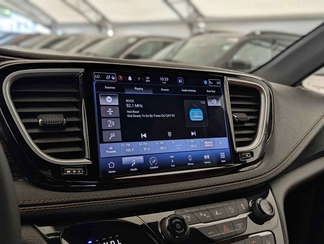 Certified Used 2023 Grey Chrysler Pinnacle - - AWD - 360 Camera - Premium Leather - Amazon Fire - Heated Seats - Remote Start & More! image 23
