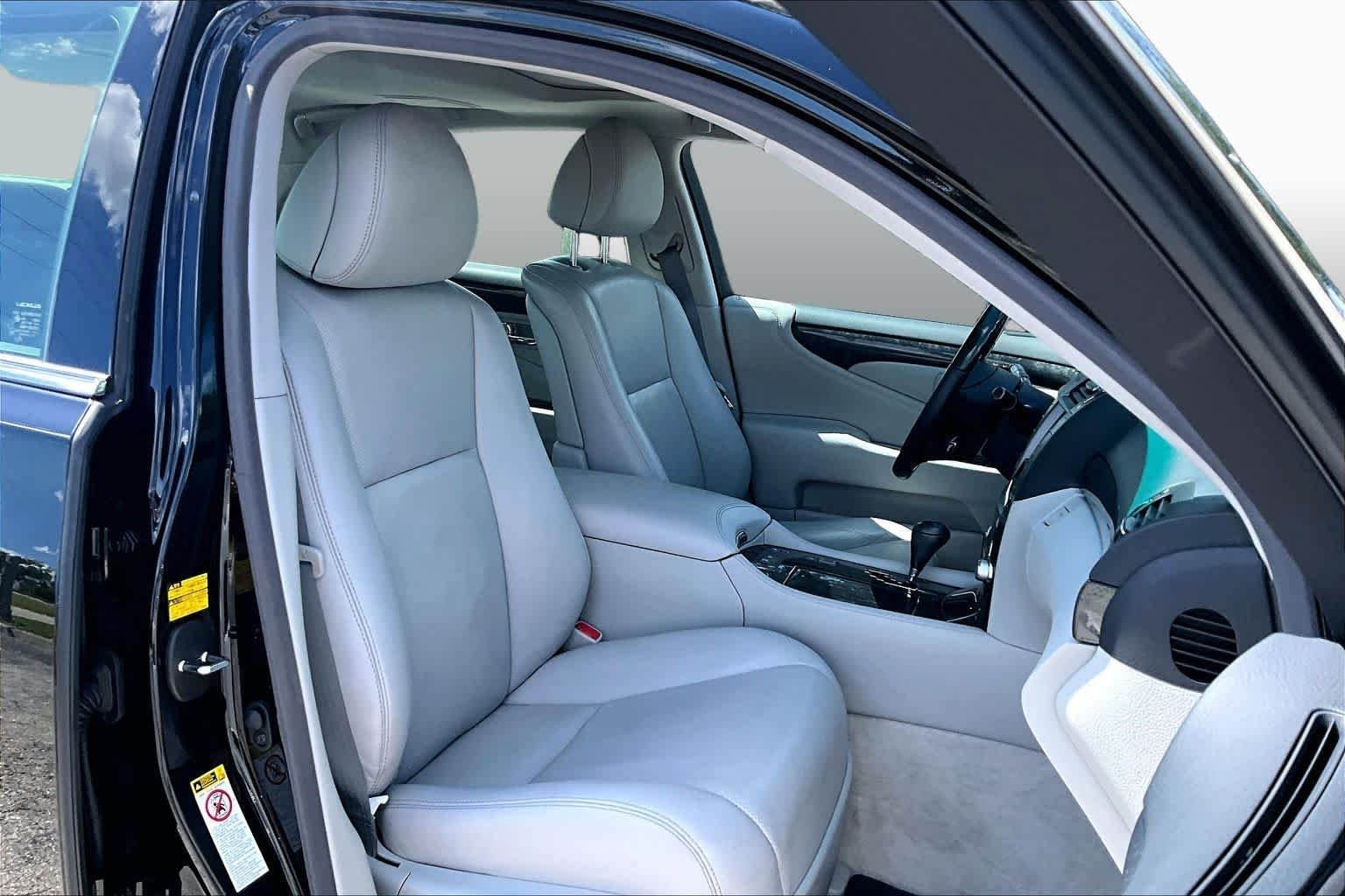 Used 2012 Obsidian Lexus  image 8