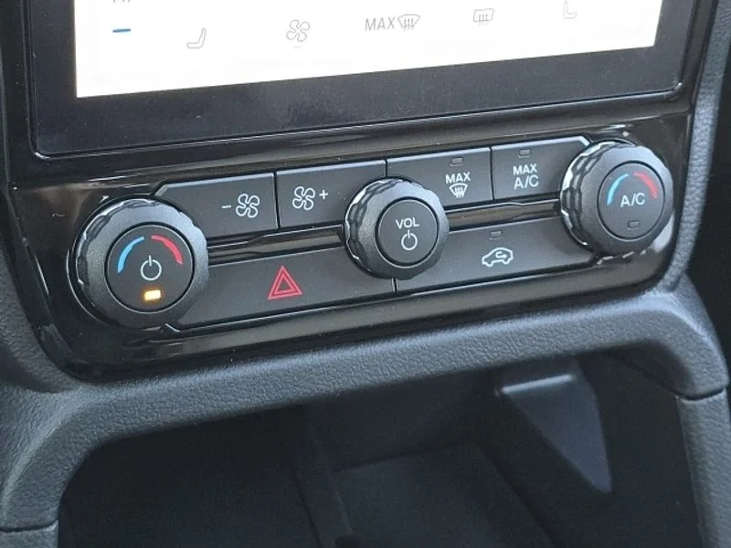 New 2025 Oxford White Ford XLT image 17