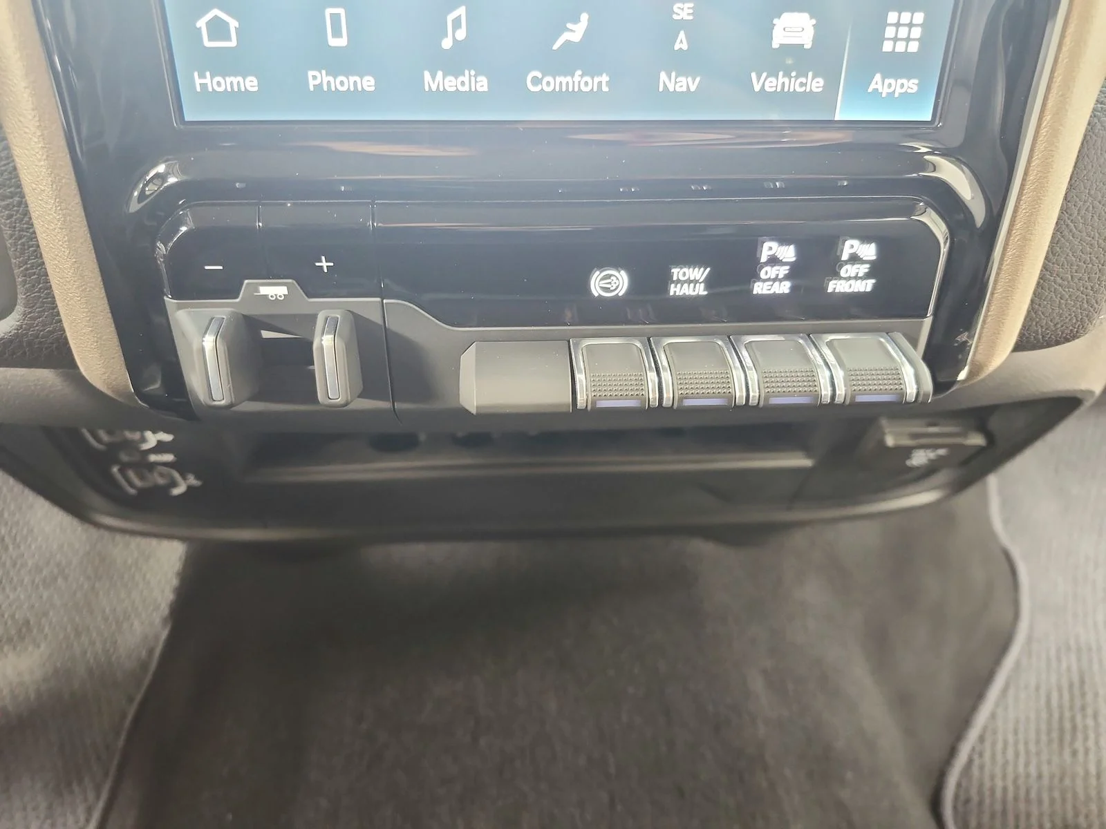 Used 2024 Silver Ram Laramie image 33