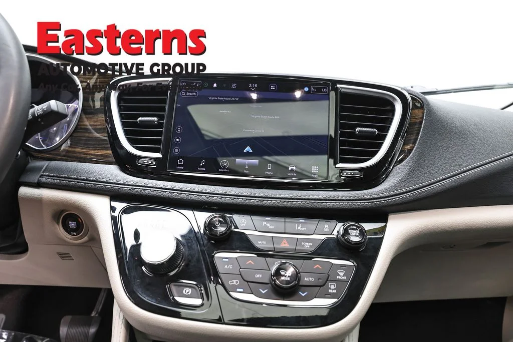 Used 2023 White Chrysler Limited image 12