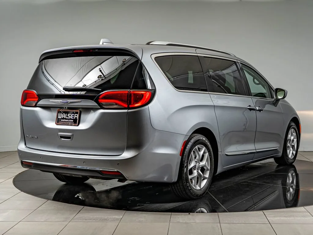 Used 2018 Billet Silver Metallic Clearcoat Chrysler Touring L Plus image 5