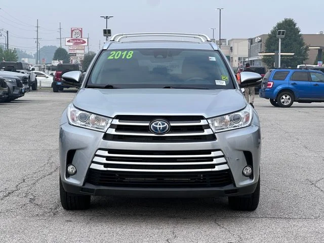 Used 2018 Silver Toyota XLE image 2