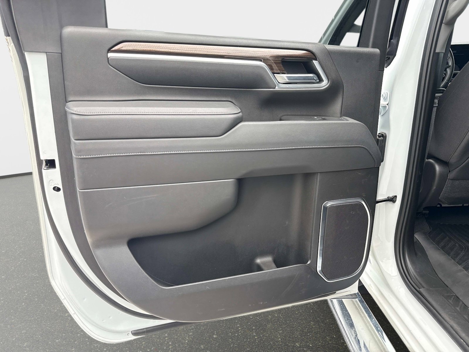 Used 2025 Summit White Chevrolet LT image 13