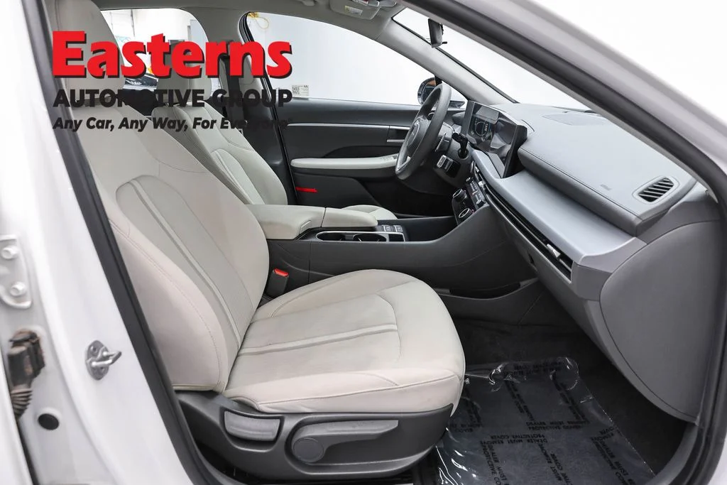 Used 2025 White Hyundai SEL image 25