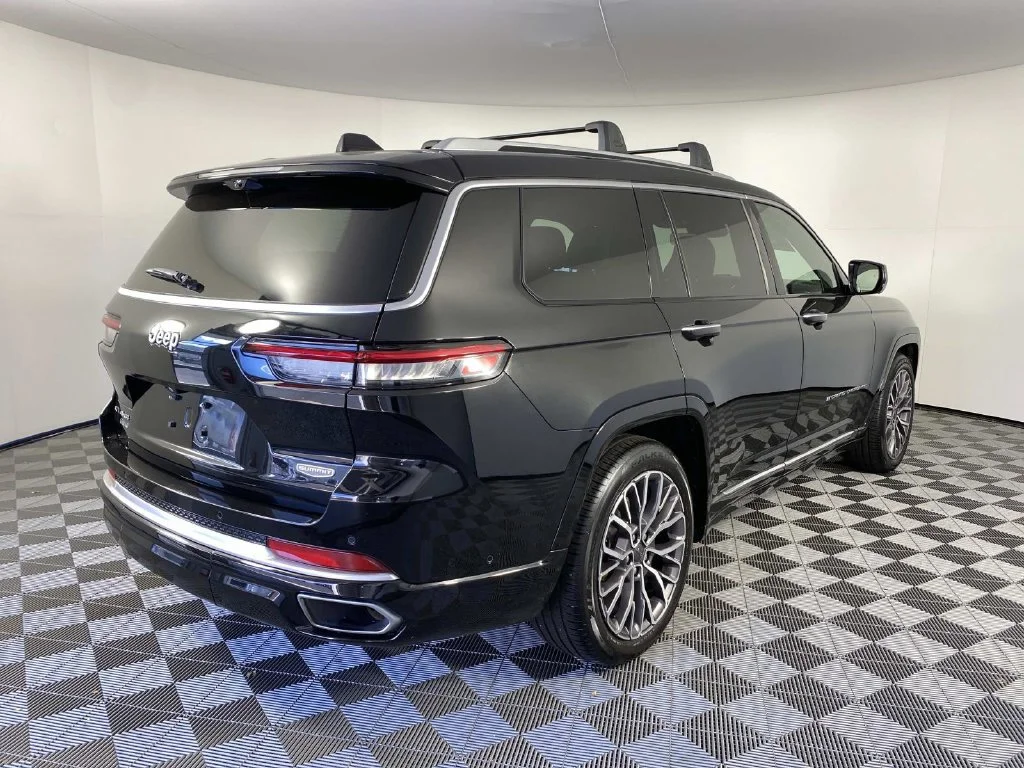 Used 2021 Diamond Black Jeep Summit image 9