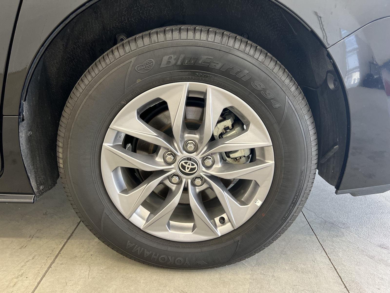 2025 Toyota Sienna LE - Photo 10