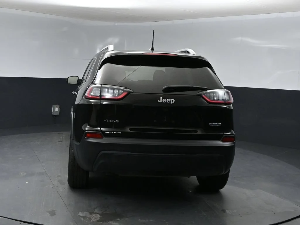 Used 2019 Black Jeep Latitude image 3