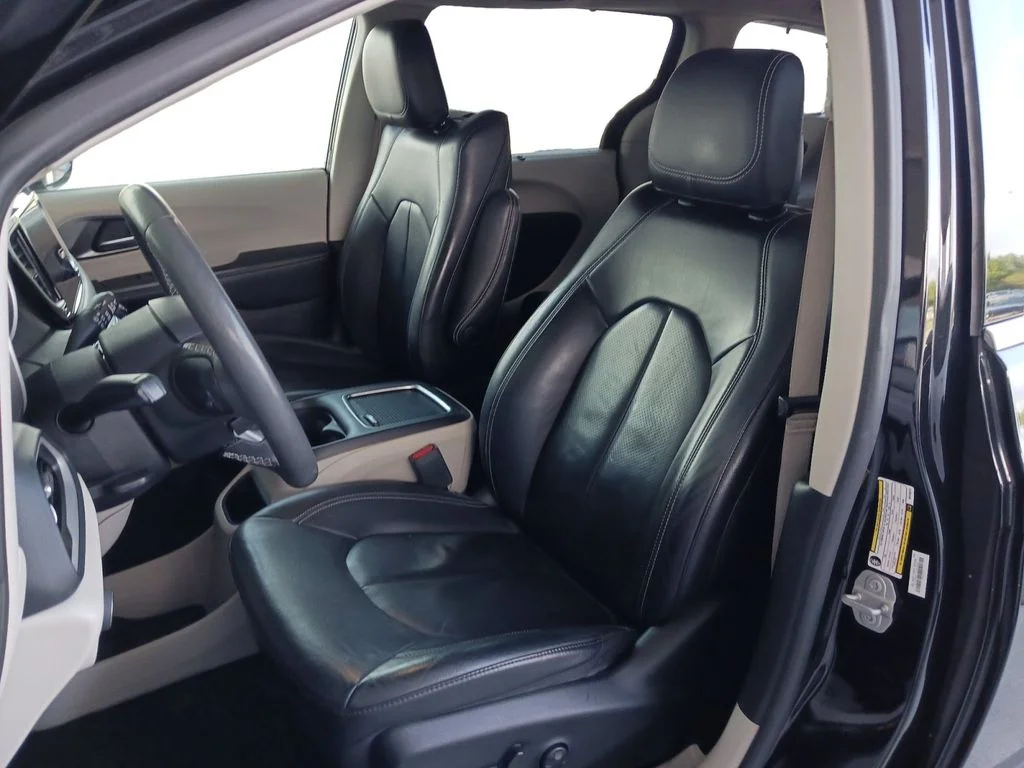 Used 2022 Black Chrysler Touring L image 27