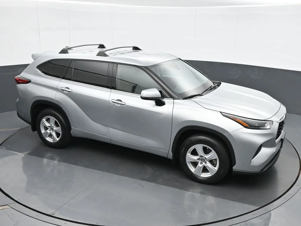 Used 2022 Silver Toyota L image 25