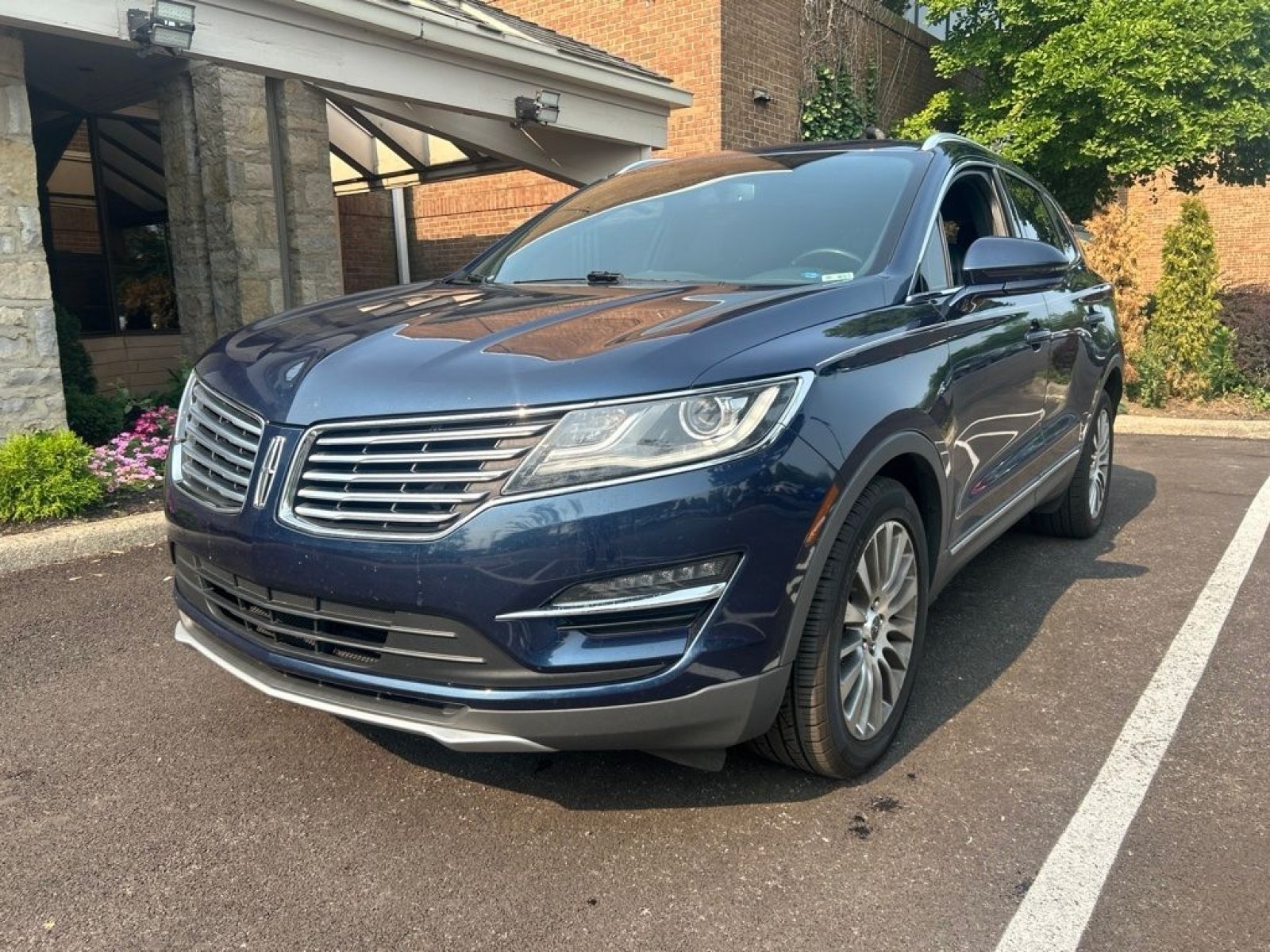 Used 2017 Sapphire Blue Metallic Lincoln Reserve image 3