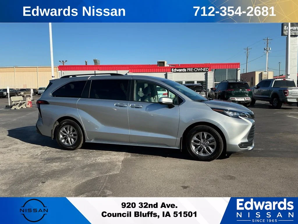 2022 Toyota Sienna LE