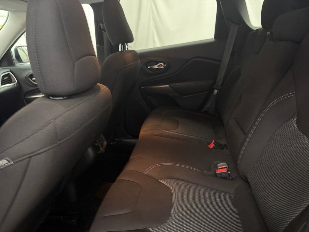 Used 2020 White Jeep Latitude image 21