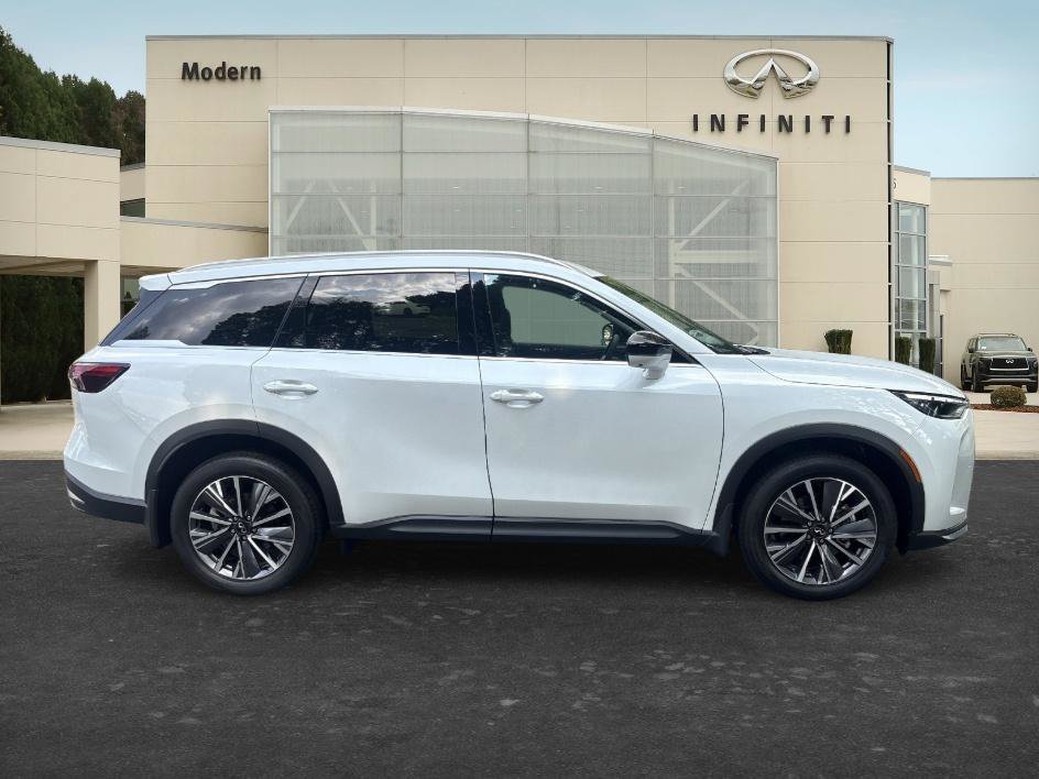 New 2027 Radiant White INFINITI LUXE image 4