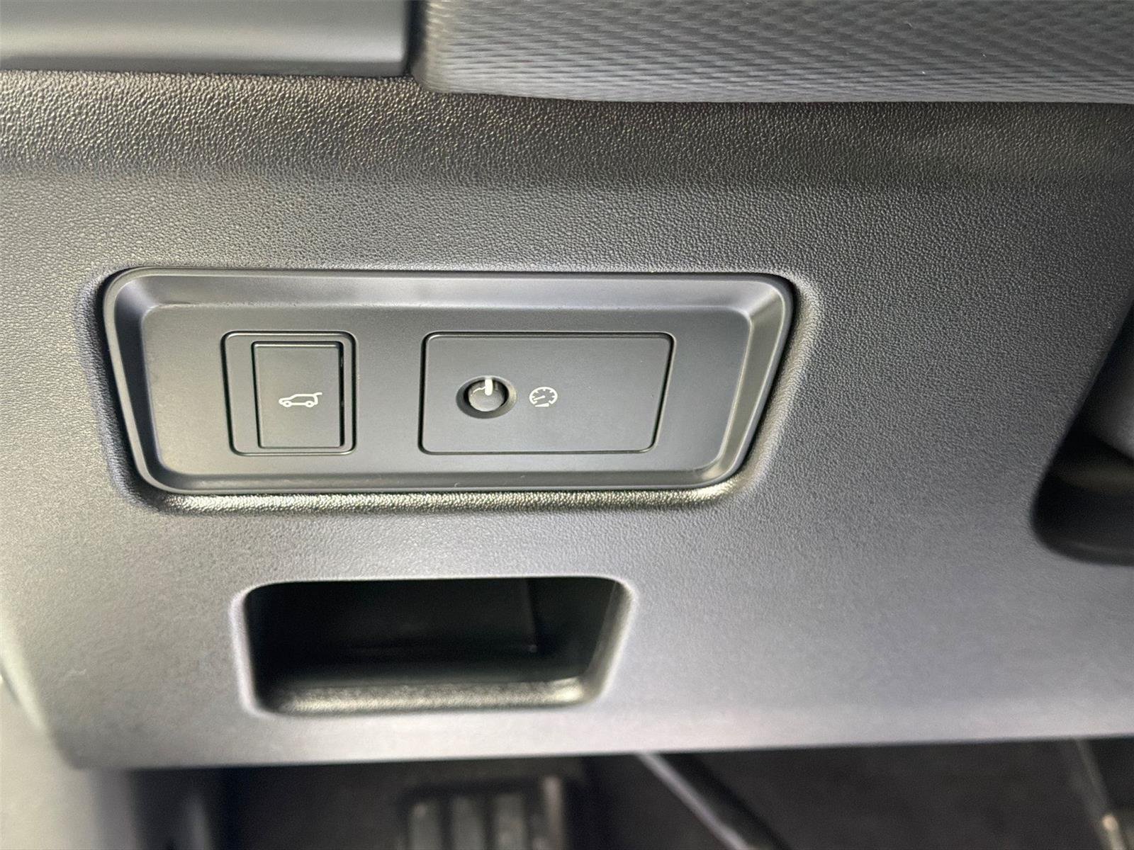 Used 2024 Fuji White Land Rover Dynamic SE image 23
